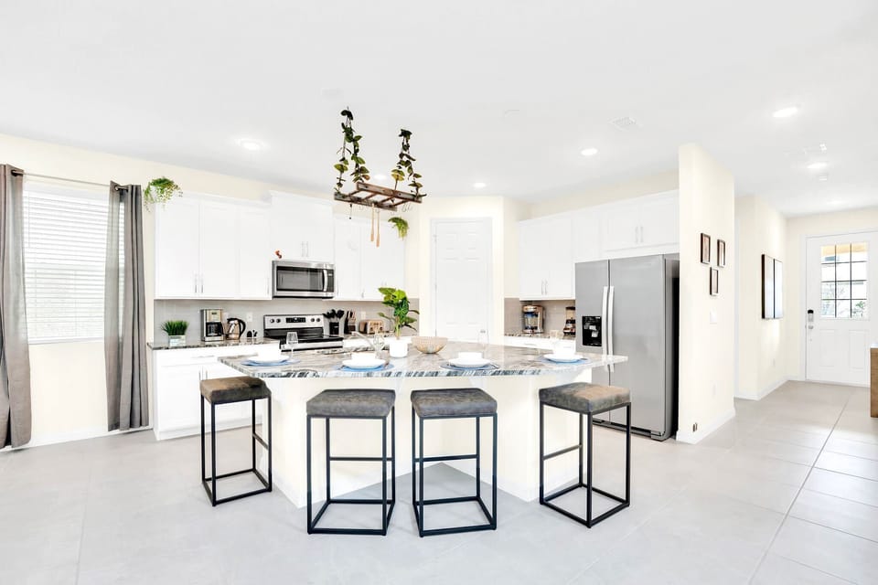 Additional dining space at the kitchen island bar