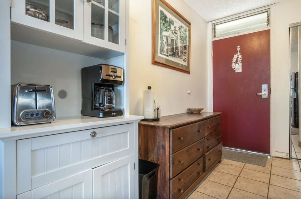 Partial ocean view studio, AC, across from beach Apartment in Kihei