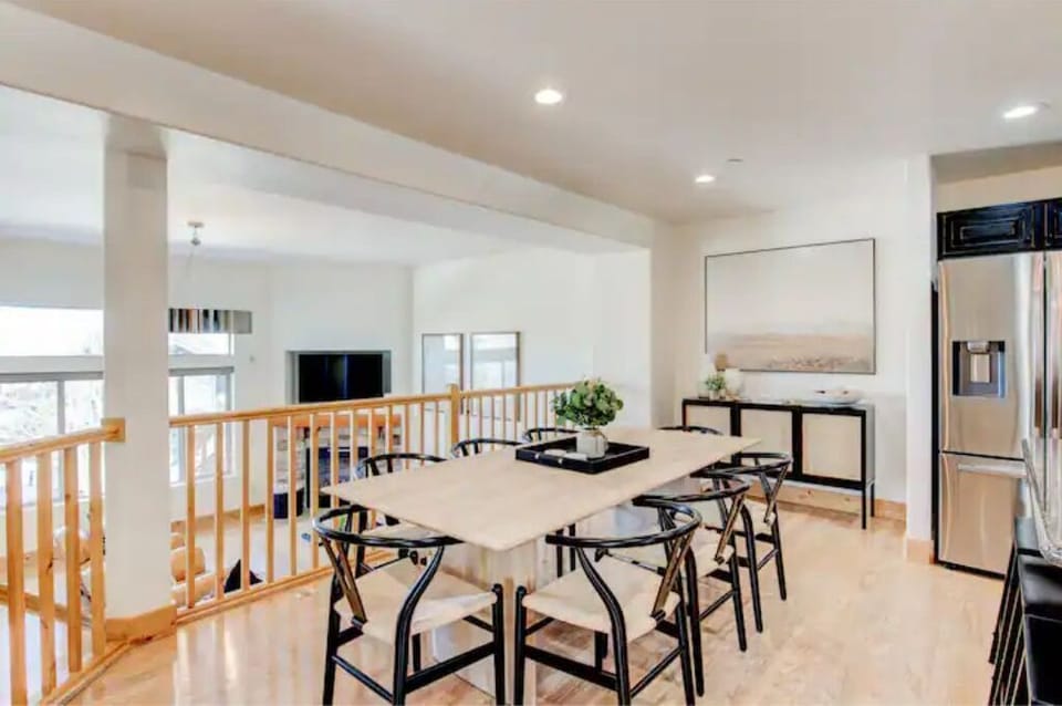 Fully equipped dinning room (8 seat table) and 3 bar stools 