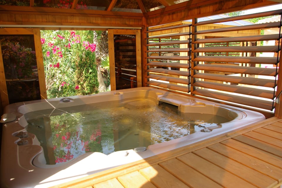 Indoor spa tub