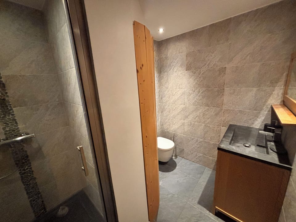 Ensuite to bedroom 2
