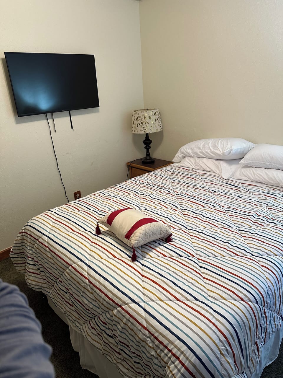 Bedroom 1, queen bed, tv