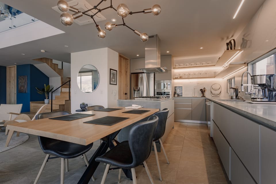 Kitchen and dining area - roomy, comfortable, fit for a chef