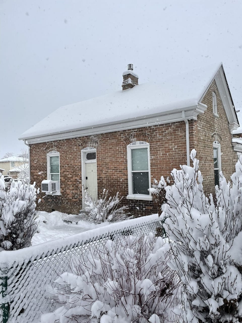 Perfect for a winter getaway.  30 minutes from world class skiing.
