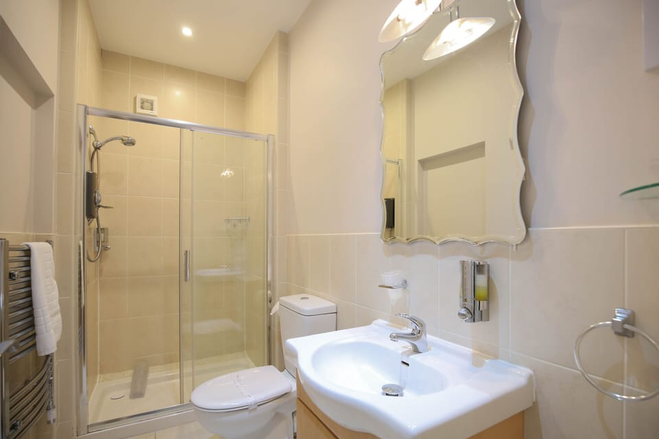 Shower Room, Sunset Suite