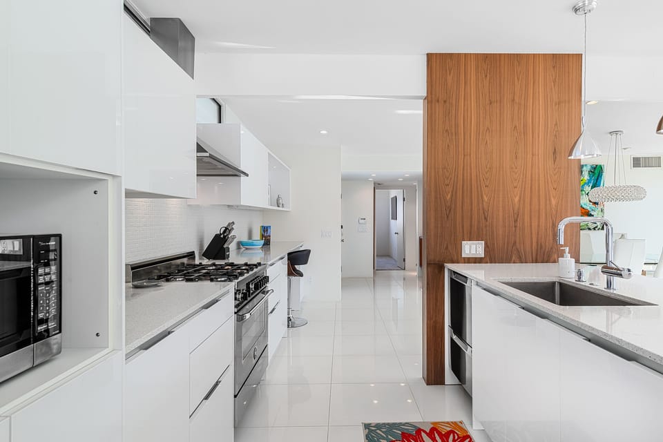 Spacious kitchen with 5-burner professional gas range and large prep island 