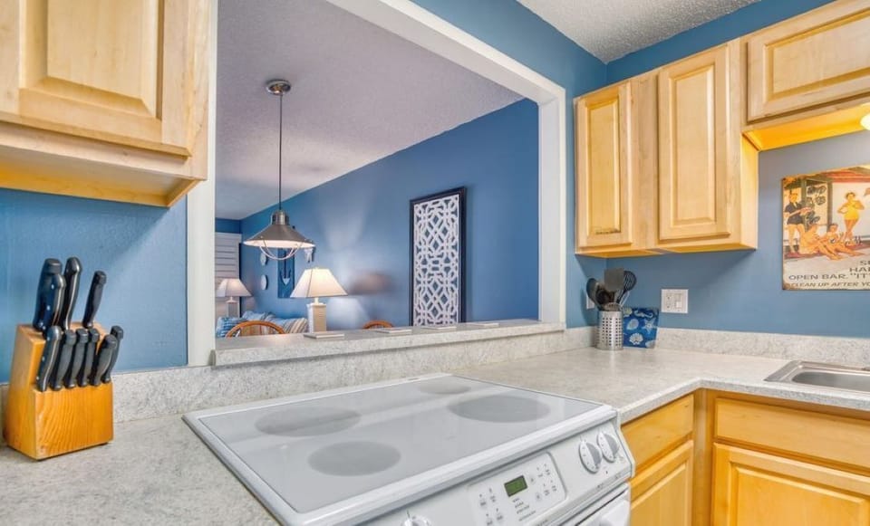 Kitchen and pass thru