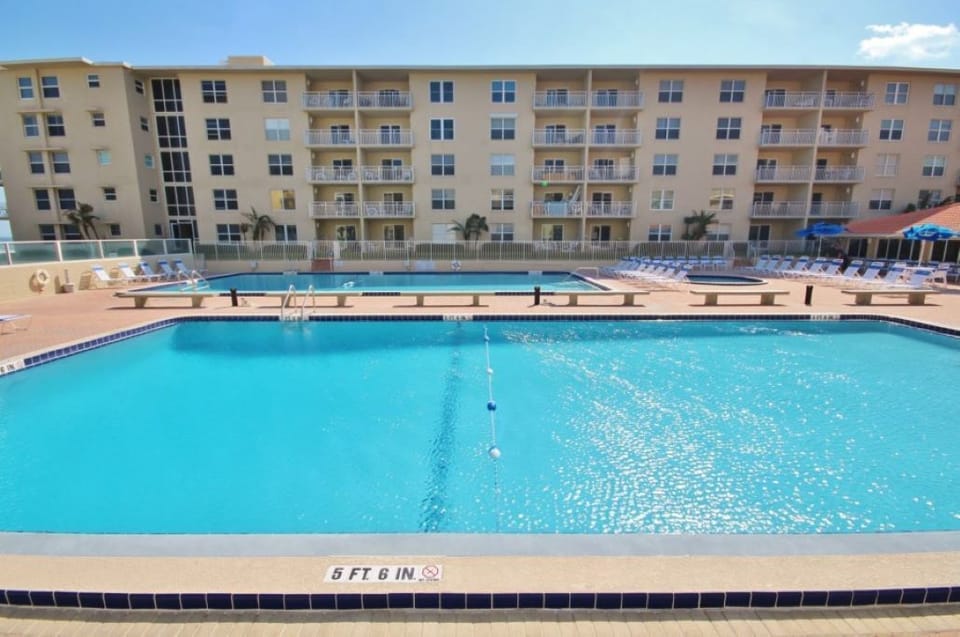 2 pools (north pool is heated in the winter) plus 2 kiddie pools