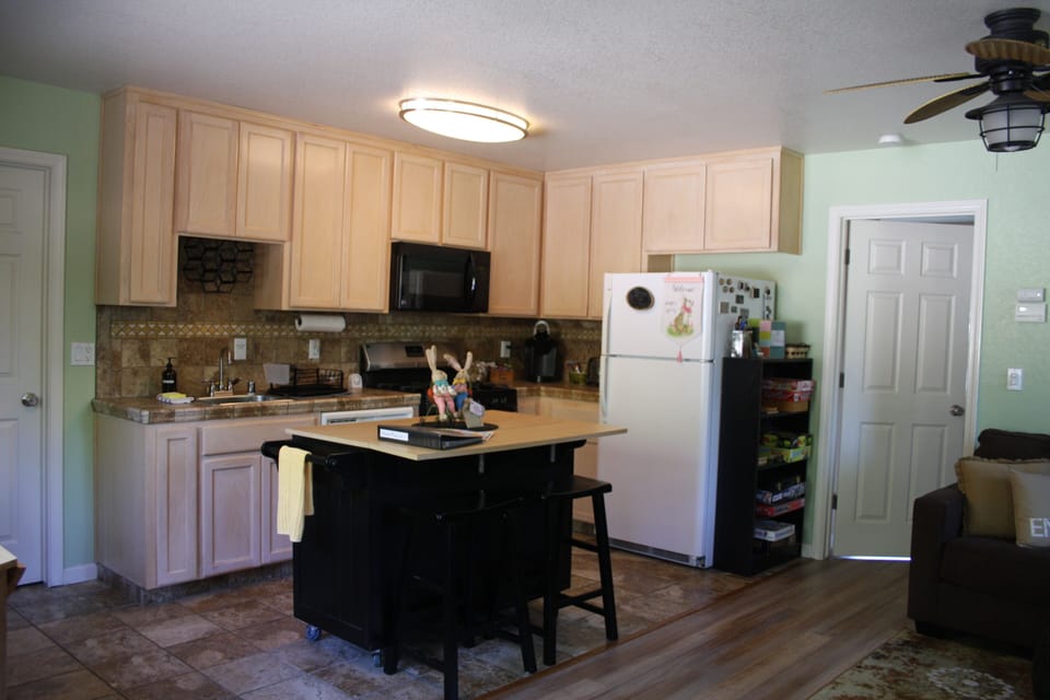 full / well-equipped kitchen 