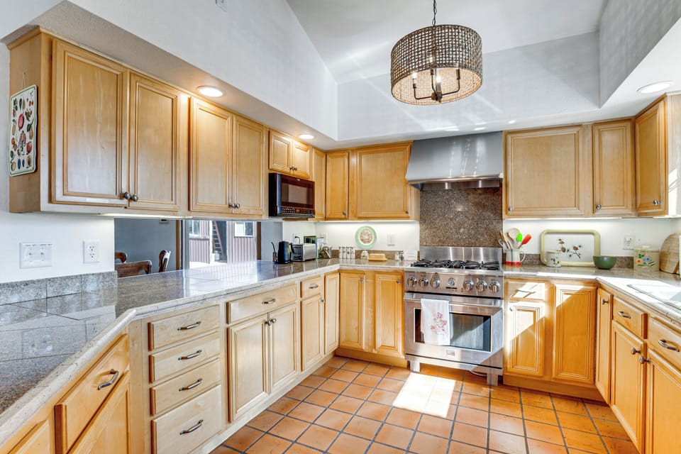 Kitchen | Private Hot Tub | Fruit & Wine Byway | 7 Mi to Palisade Plunge