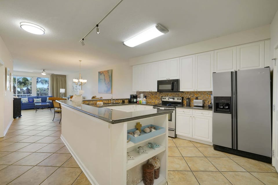 From quick beach snacks to full family dinners, this kitchen supports every moment of your Destin vacation experience.