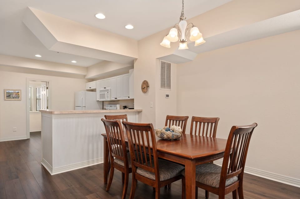 Dining Room Table with seating for 6