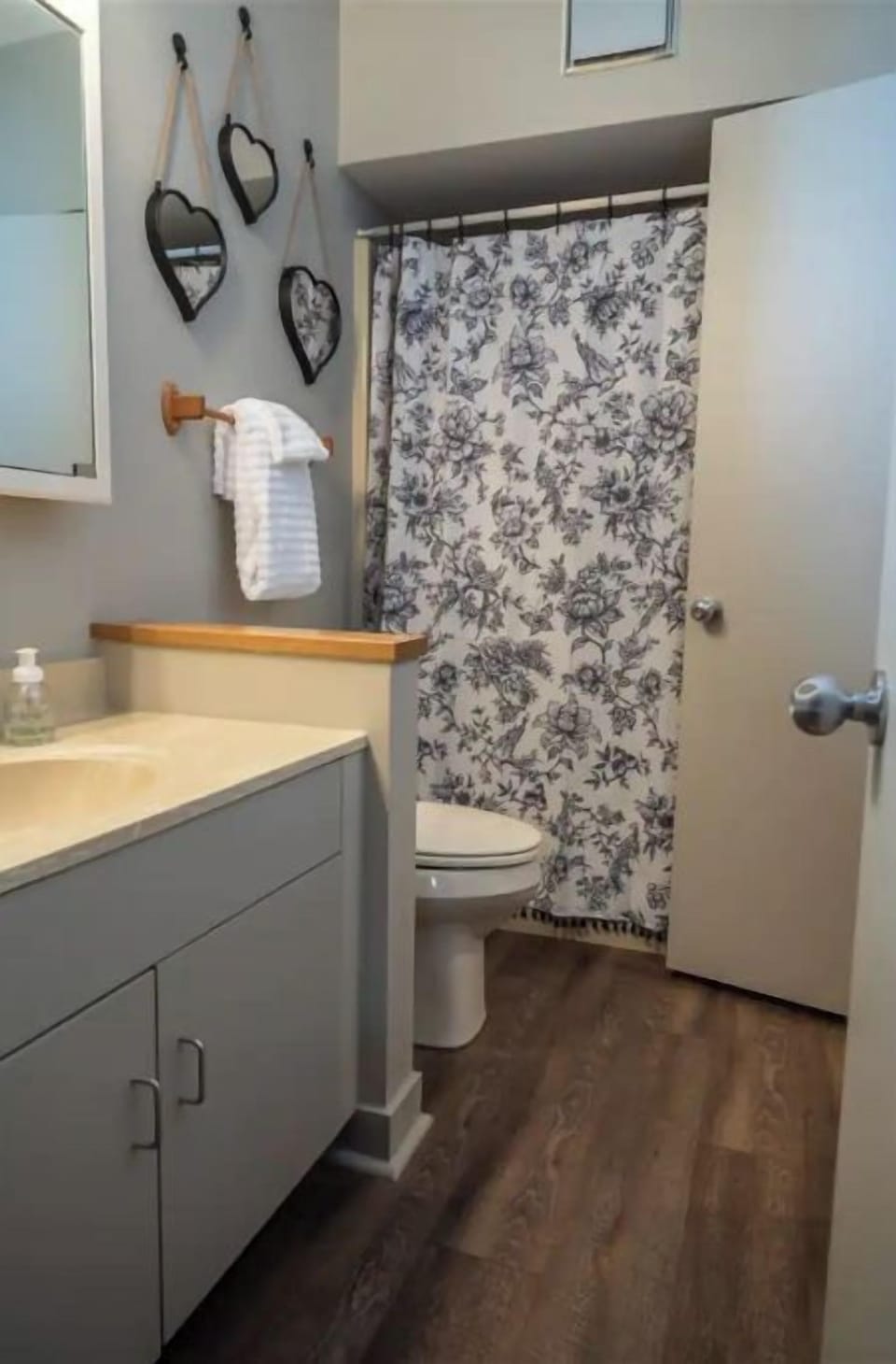 1st Floor Bathroom 