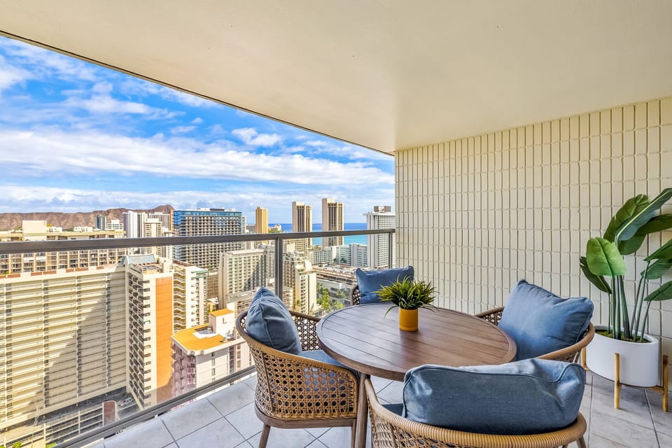 Balcony Dining 