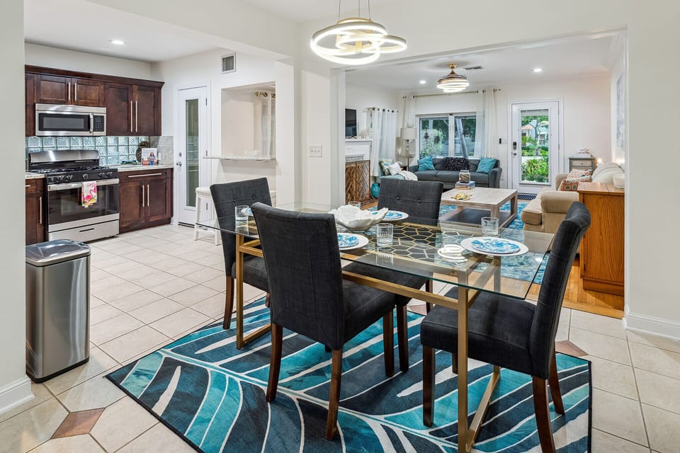 The open-plan dining room makes enjoying mealtime a treat!