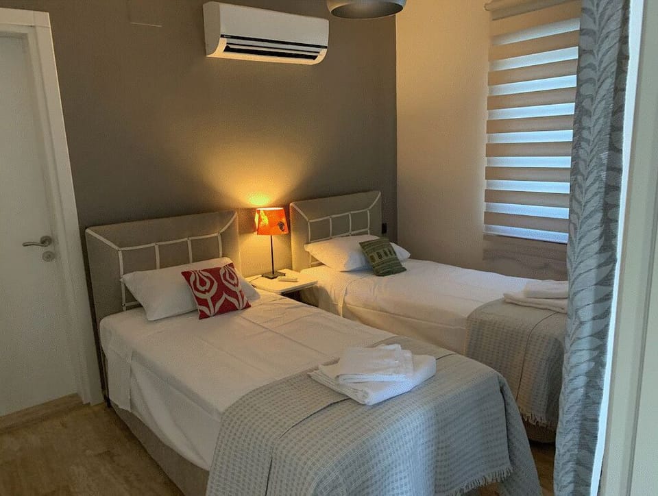 Upper level twin bedroom