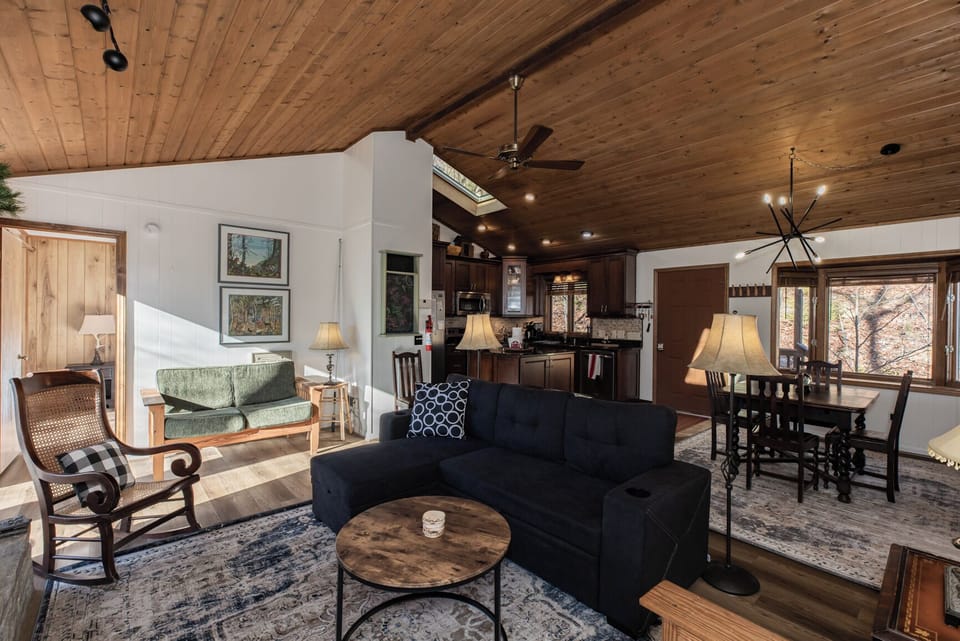 Serenity Now |Screen Porch | Fire Pit | Sleeps 6 Cabin in Watauga