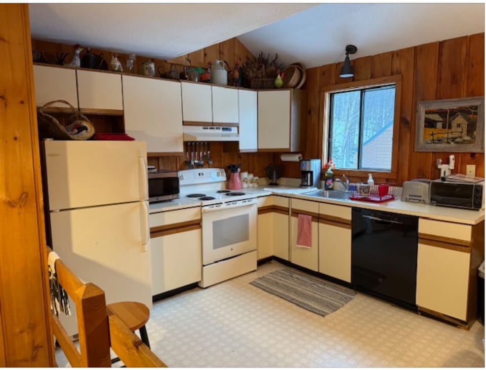 Full kitchen stocked with condiments and all the extras. Room for several chefs!