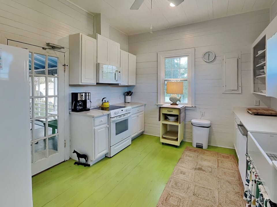 Full Kitchen w. Porch Access