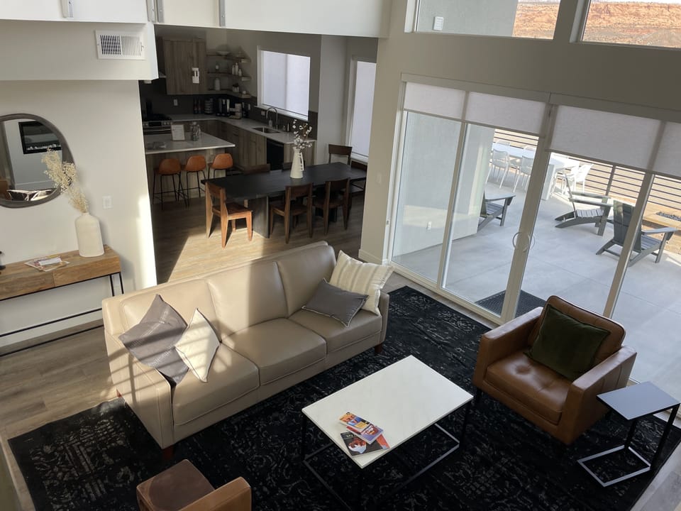 Open family room 18' ceilings 