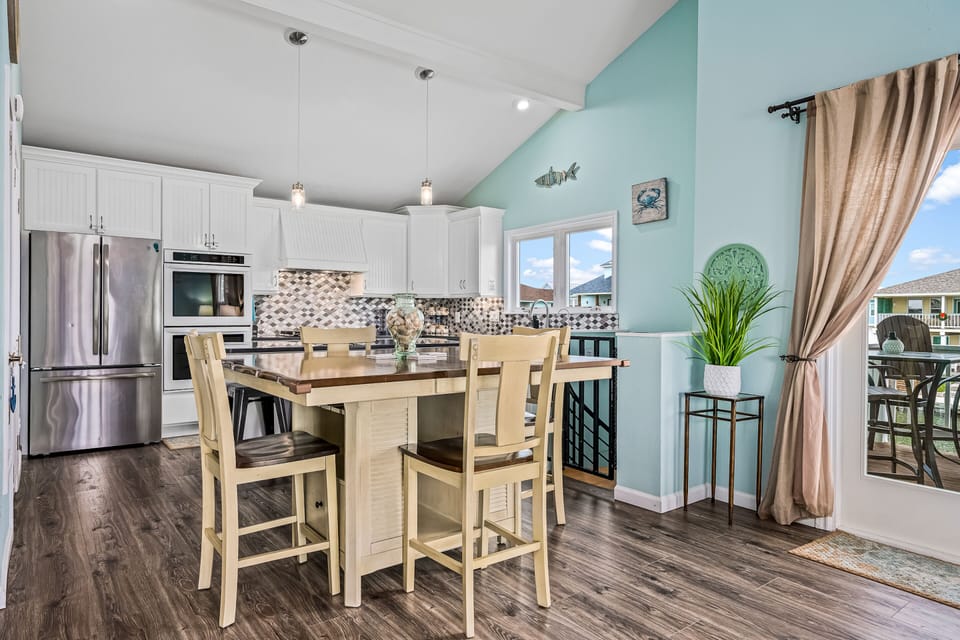 Dinner Time! - Enjoy a meal with your crew! Lots of bonding time will be had at this table.