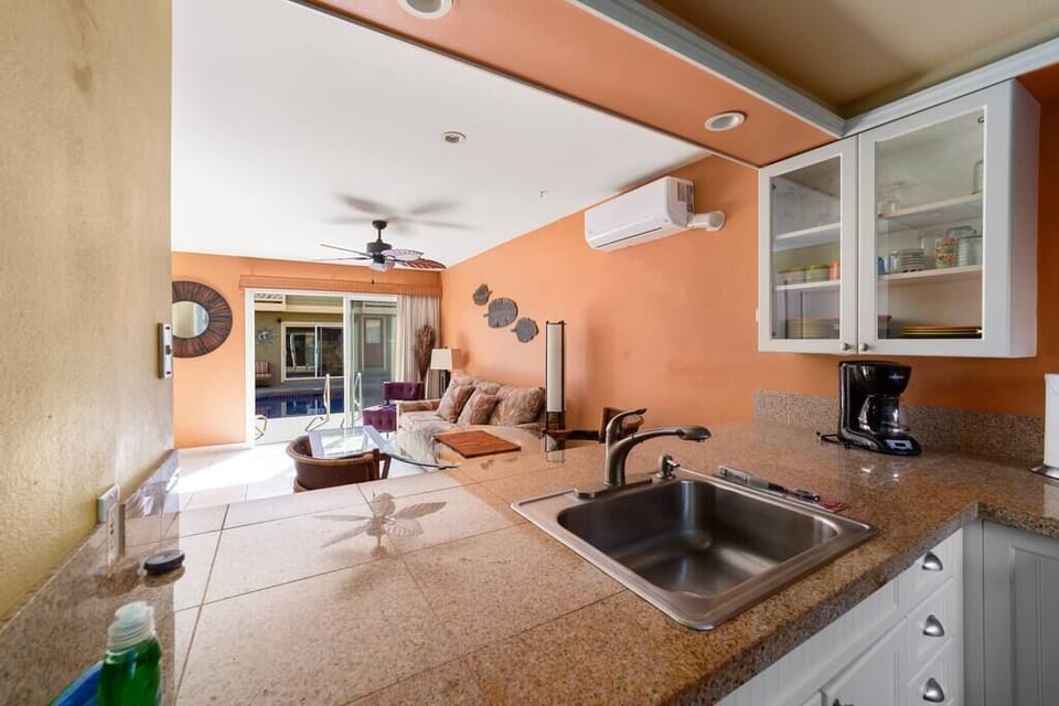 Kitchen opens up to the livingroom