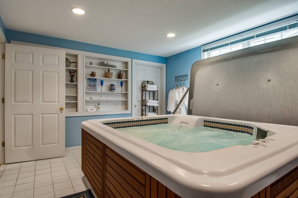 Private Indoor 4 person Hot Tub-Apartment
