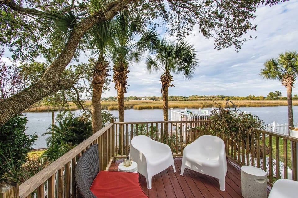 Private Deck Overlooking River-Guest House