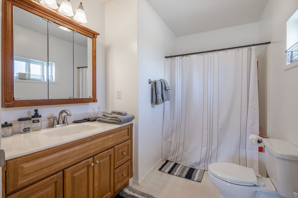 Full bath attached to bedroom 1