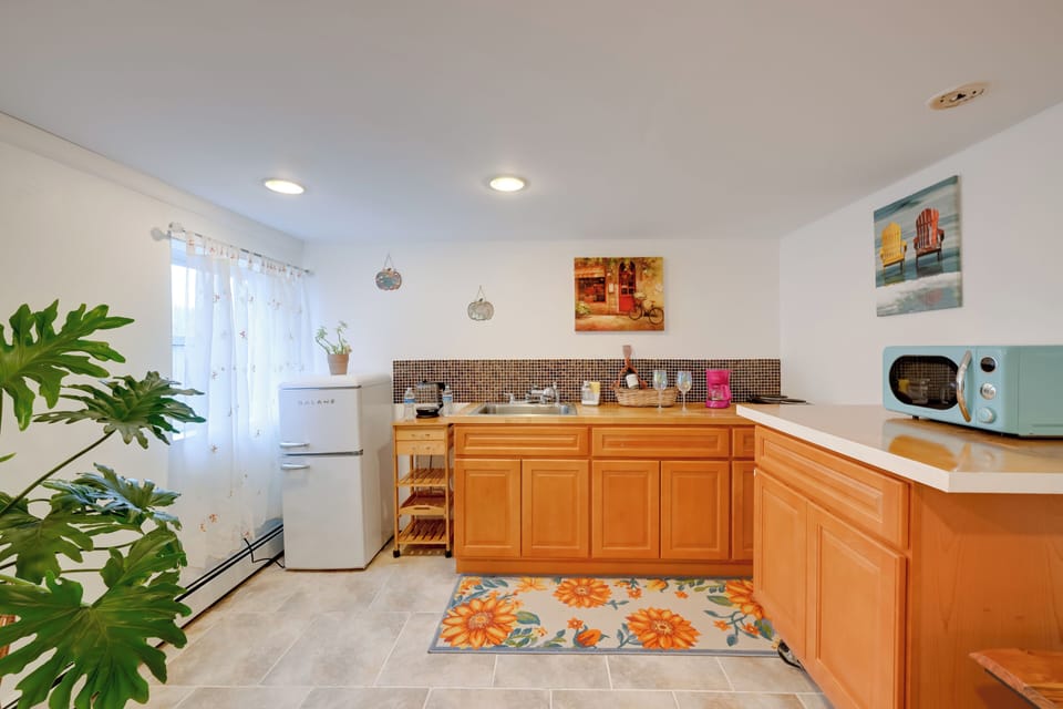 Kitchenette | Hot Plate | Coffee Maker | Water Filter | Complimentary Wine