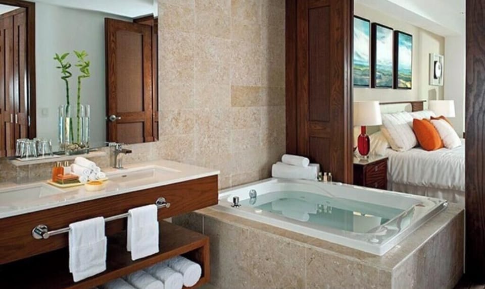 Master Room bathroom                               (sliding doors close)