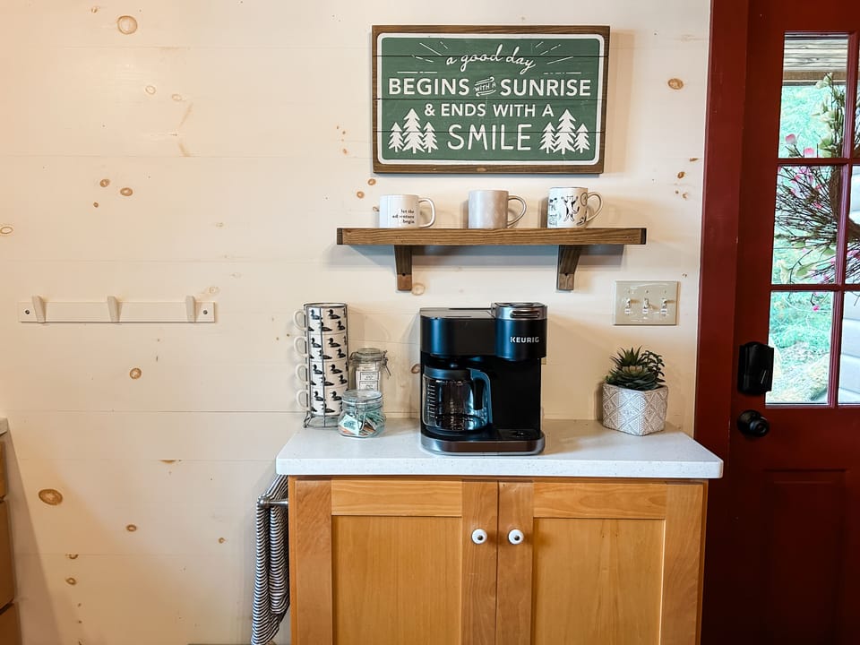 Coffee bar, coffee maker does both regular drip w/reusable mesh filter & k-cups.