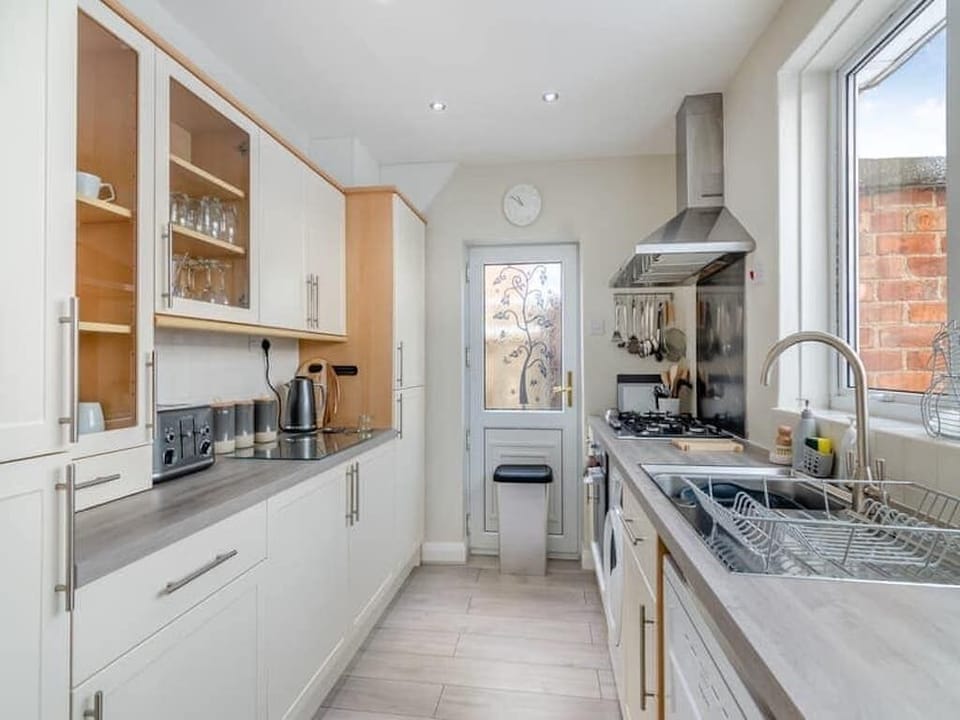 Fully equipped kitchen with 5 ring gas hob, electric oven, microwave.