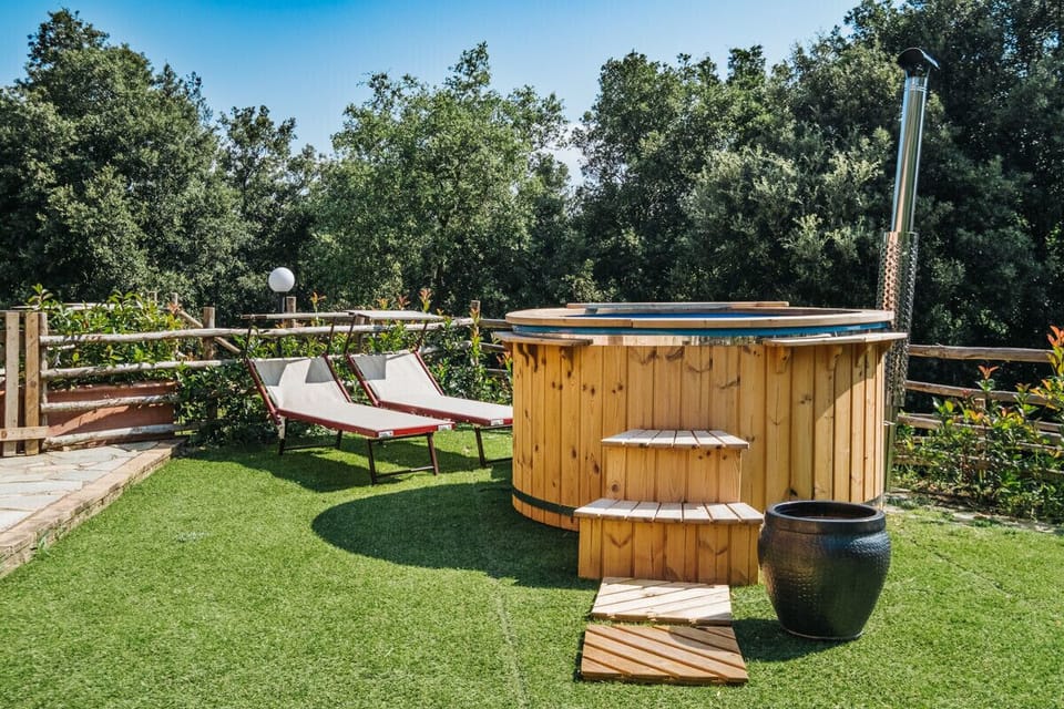 solarium privato con vasca idromassaggio finlandese riscaldata, lettini, dondolo