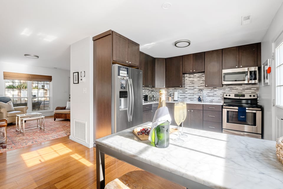 Old Village Getaway | 5 Minute Drive To The Beach