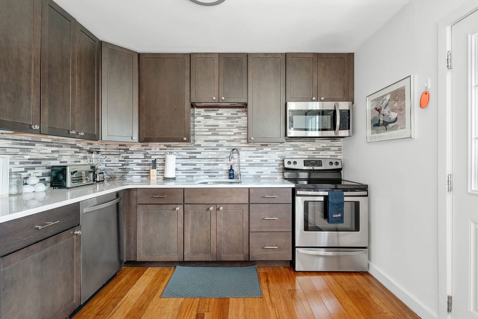 Old Village Getaway | 5 Minute Drive To The Beach