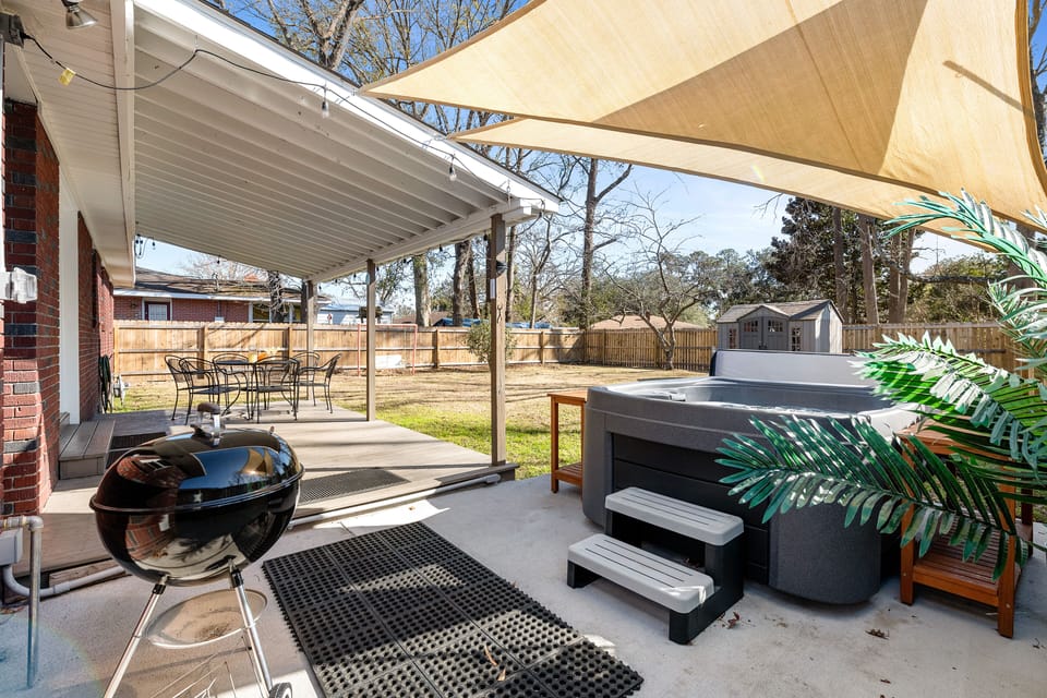 Park Circle Oasis | HotTub & Record Player