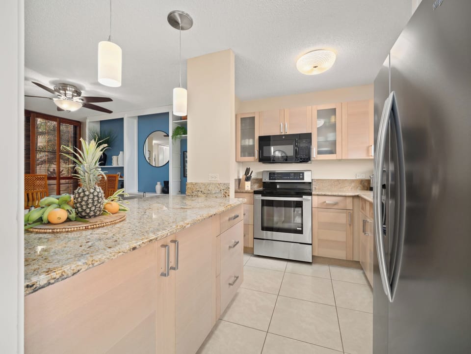 Fully equipped kitchen w ceramic cooktop.