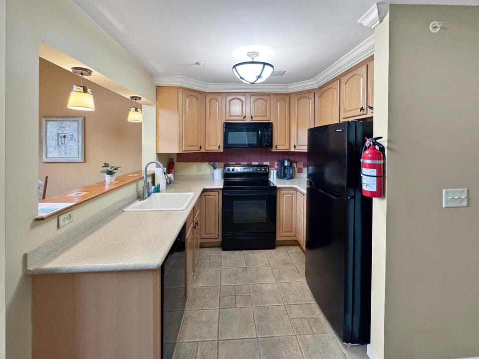 Full kitchen with the appliances one would expect at home