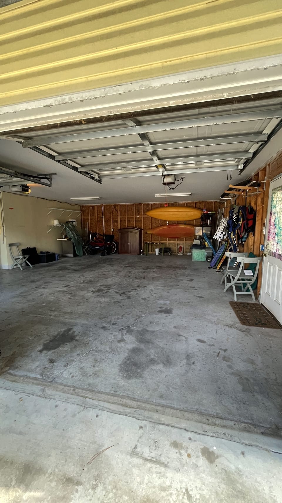 2-car covered garage. Guests park on right side. Equipment in garage included!