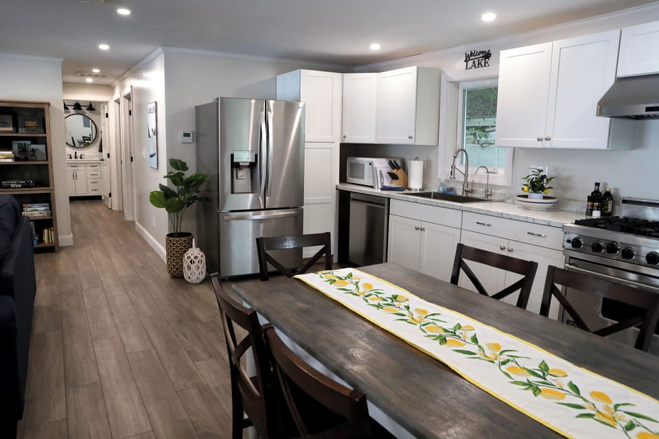 Full kitchen with new appliances and purified drinking water
