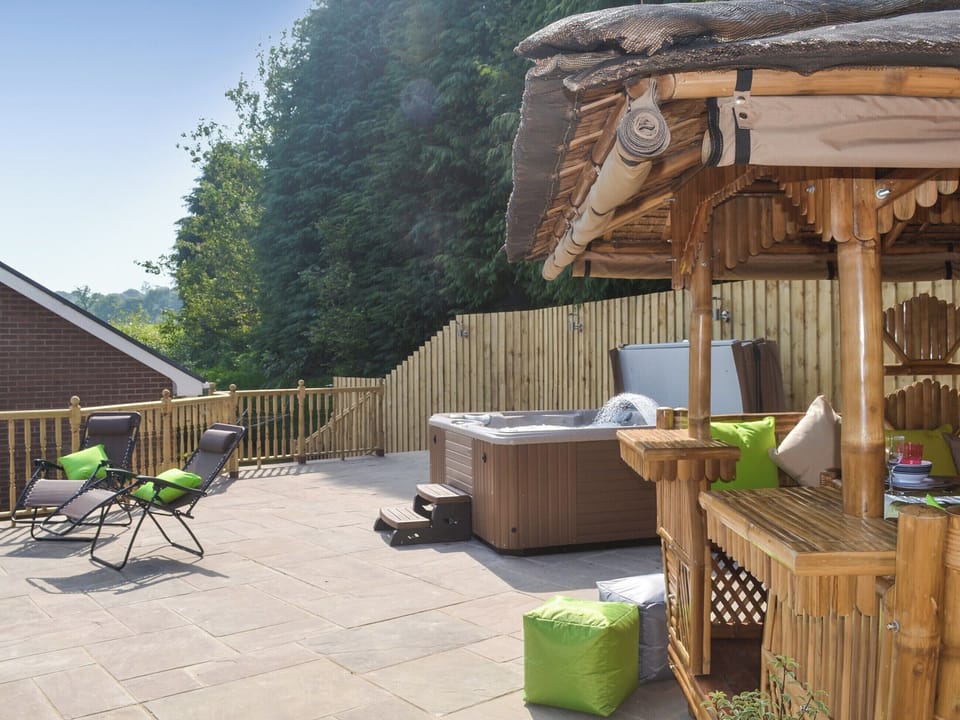Hot tub | Gwynfan Bungalow, Llandrindod Wells