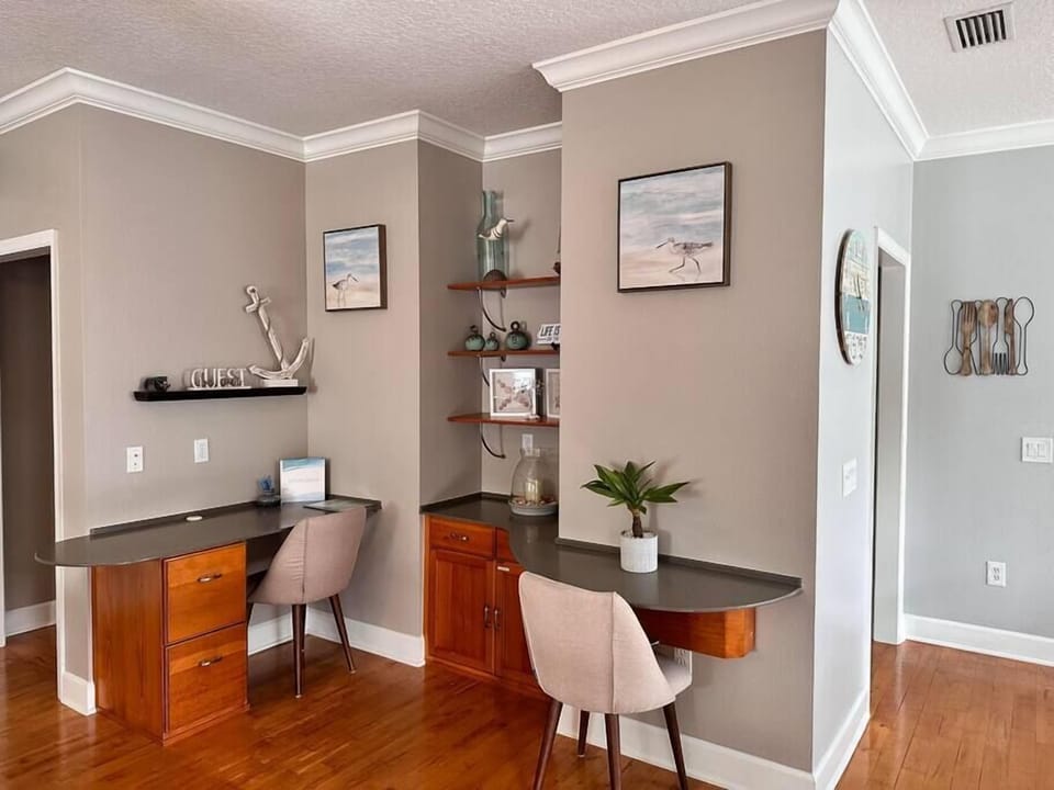 Dedicated workspace for two.