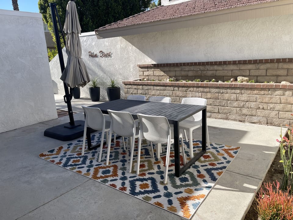 Outdoor dining for 6