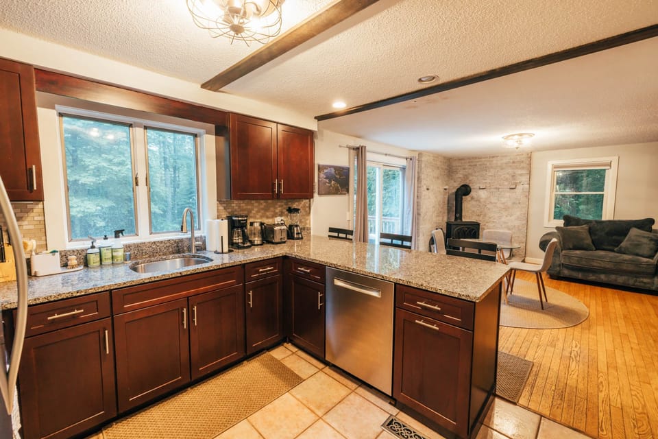 Kitchen area and bar
