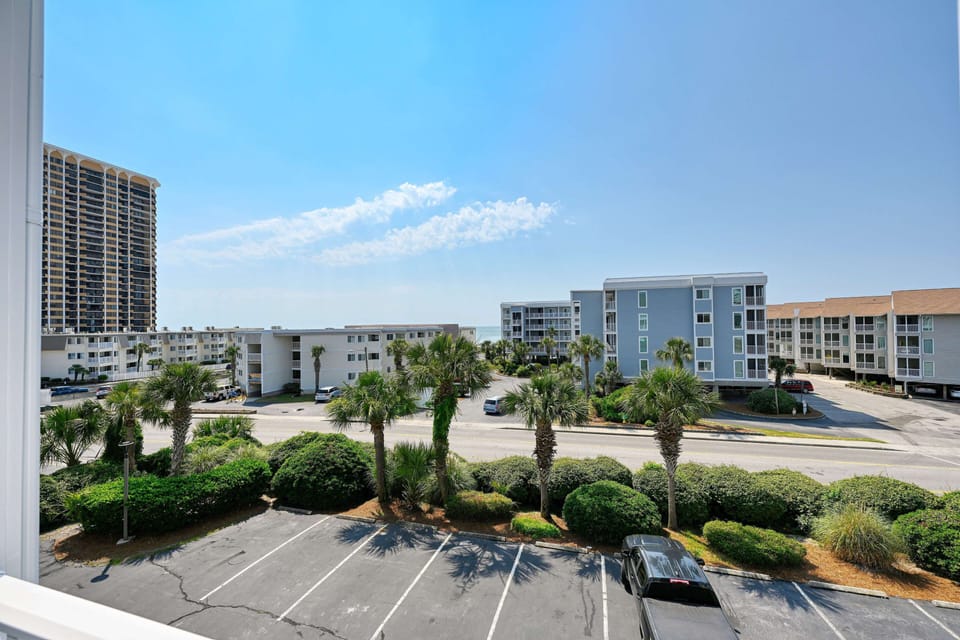 Spacious Condo on Shore Drive Apartment in South Carolina