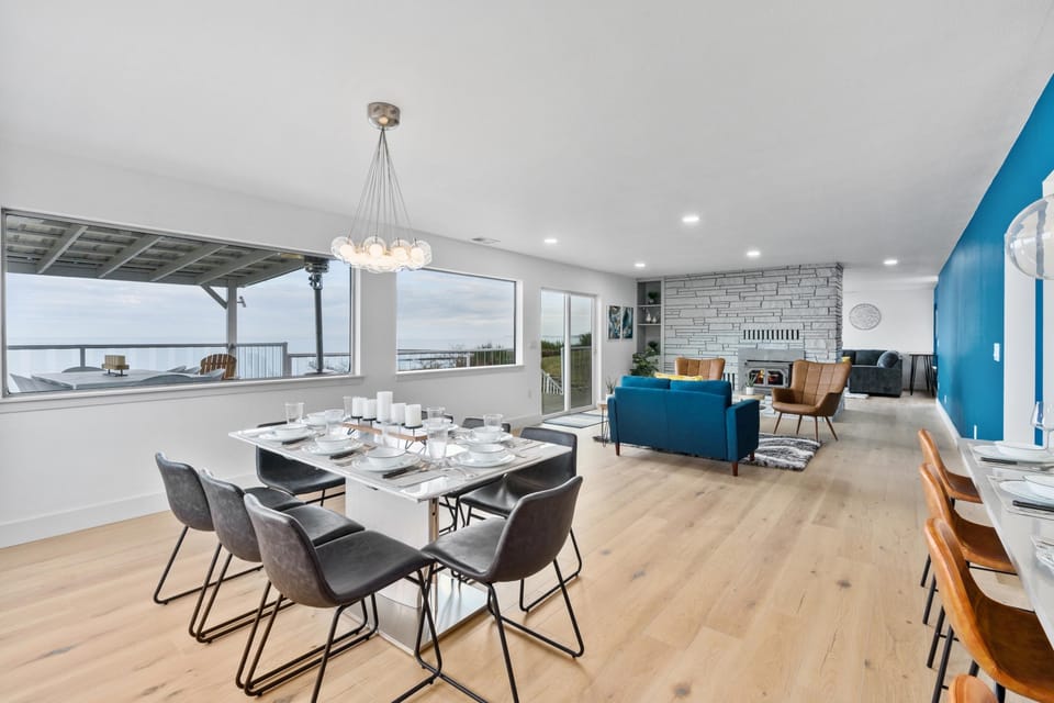 Spacious dining room and an additional sitting area with panoramic views