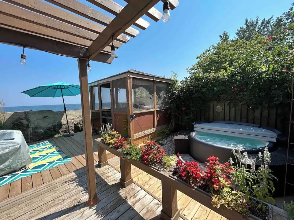 Hot tub and gazebo w privacy