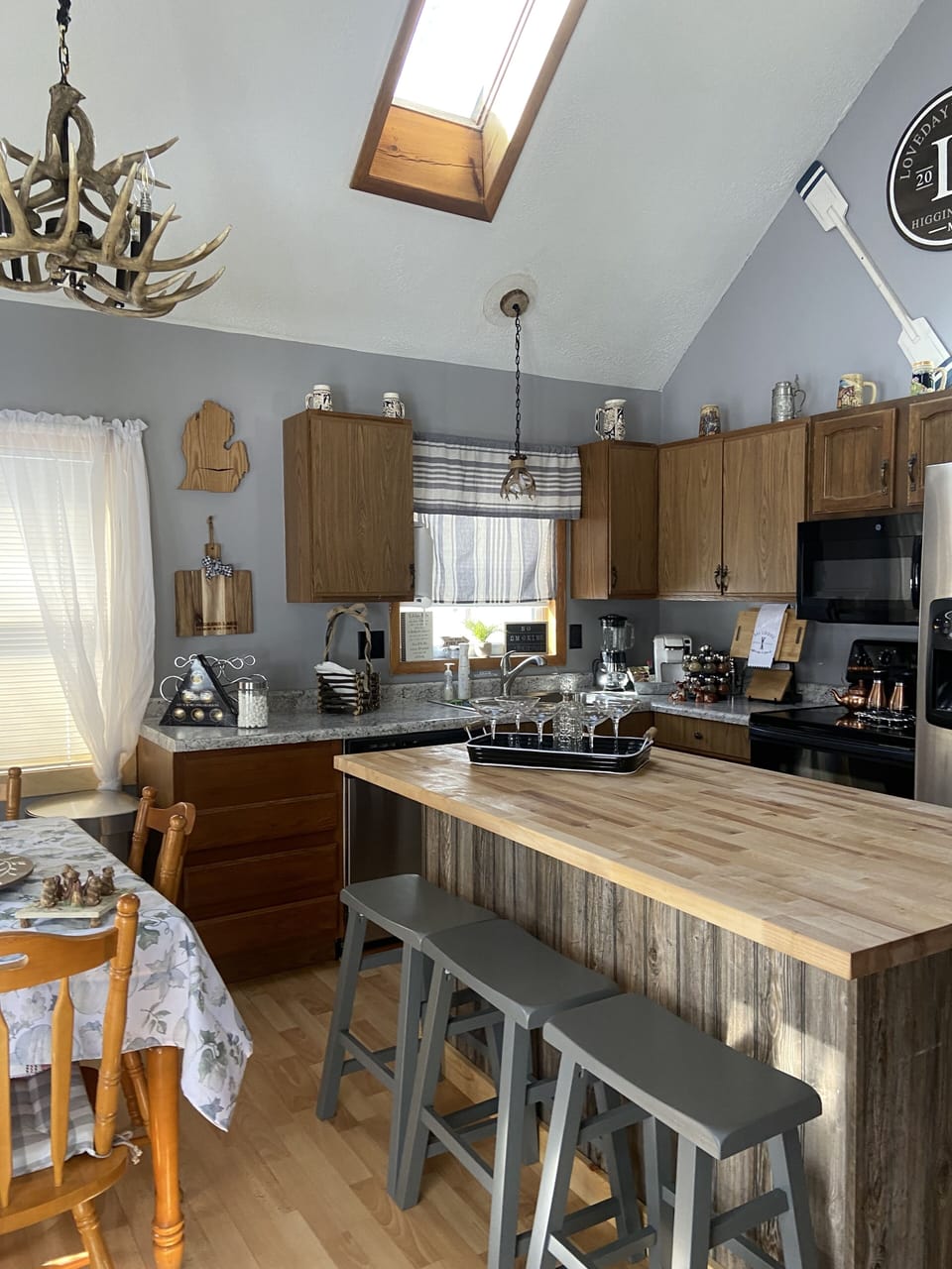 Gourmet kitchen, with all the accessories. Blend up some drinks! 