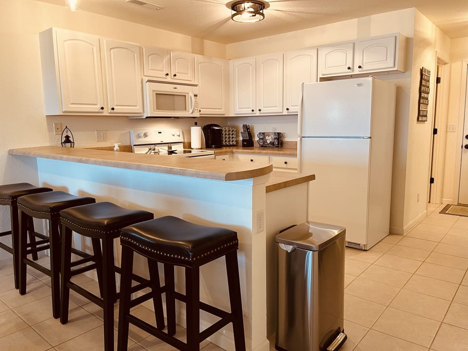 Breakfast bar w/ 4 barstools